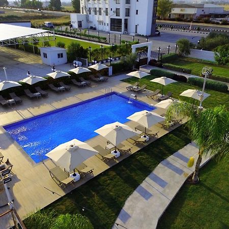 Cezar'S Airport Hotel Nicosia Exteriör bild