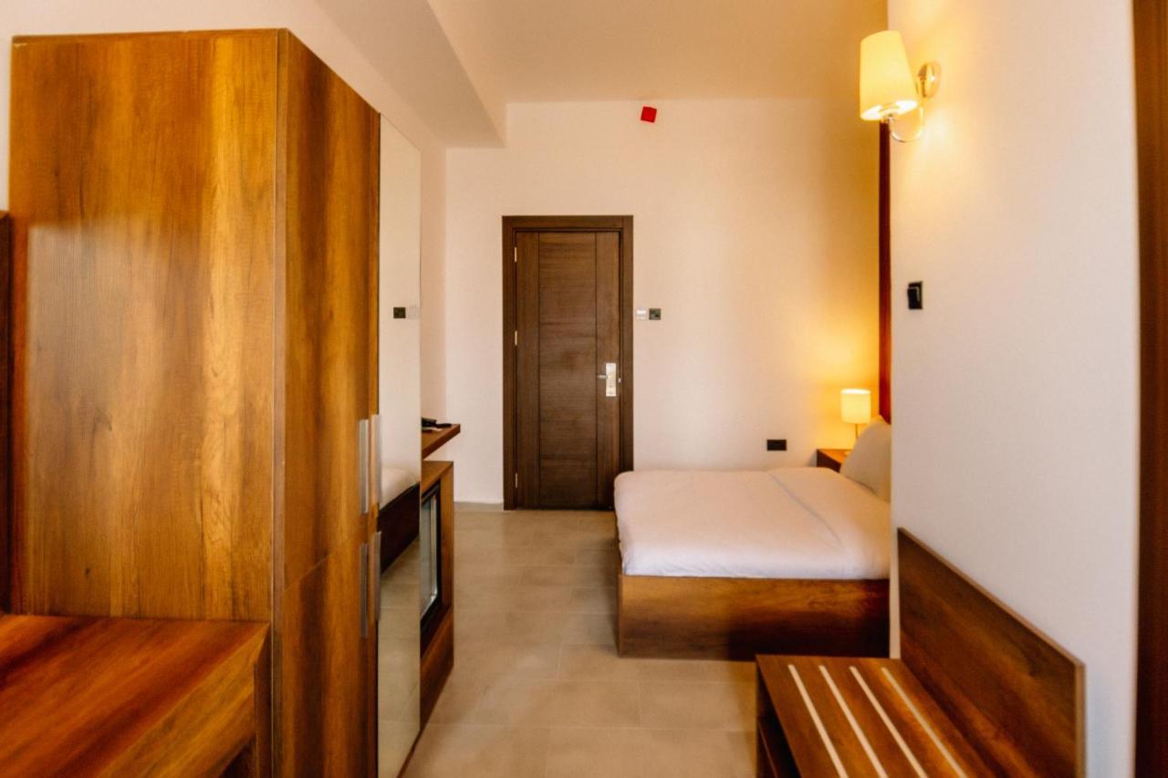 Cezar'S Airport Hotel Nicosia Exteriör bild